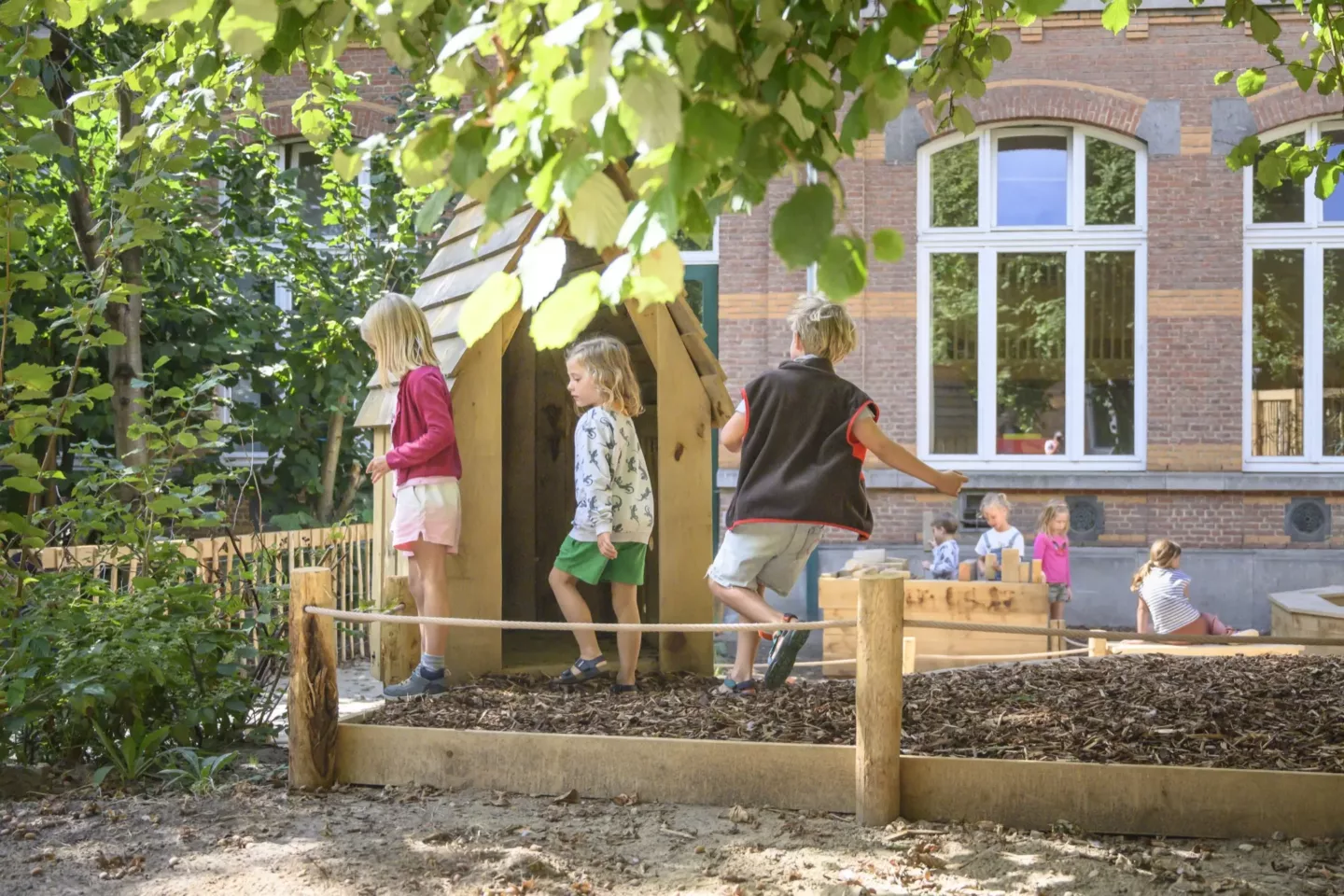 Natuurlijke speelplaatsen en schoolomgevingen